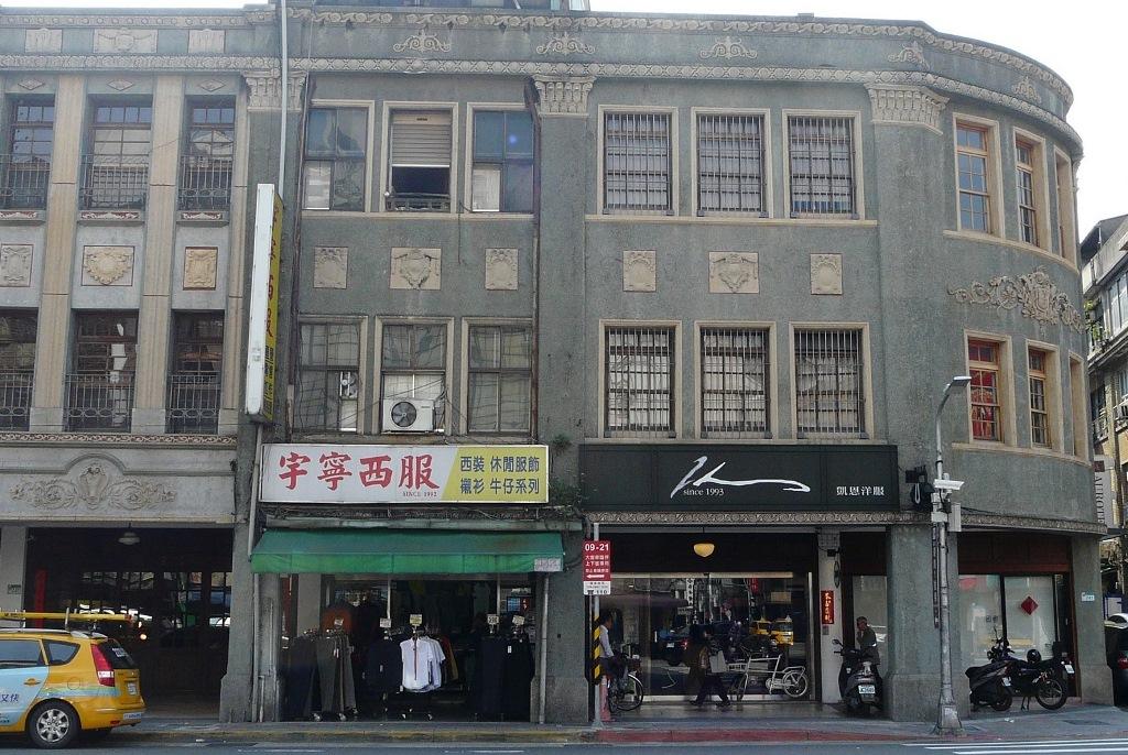 帶有巴洛克風格樣式的六連棟洋樓，是少見的街角式洋樓建築。（攝影：林春旭）