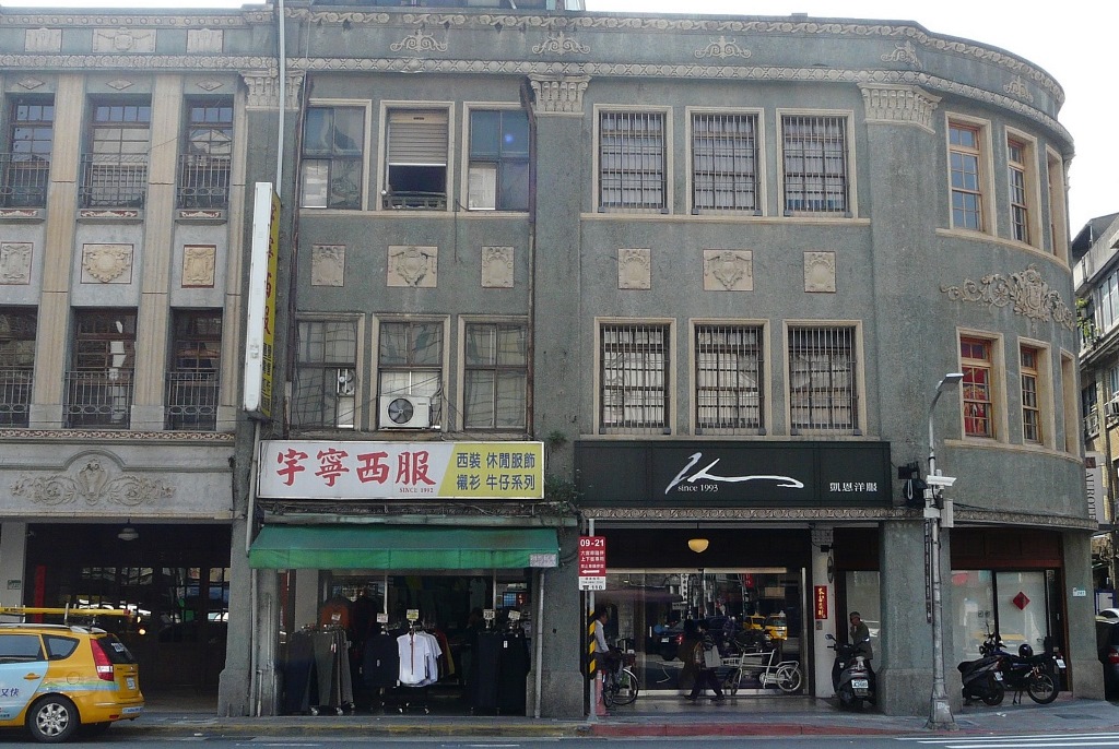 帶有巴洛克風格樣式的六連棟洋樓，是少見的街角式洋樓建築。（攝影：林春旭）