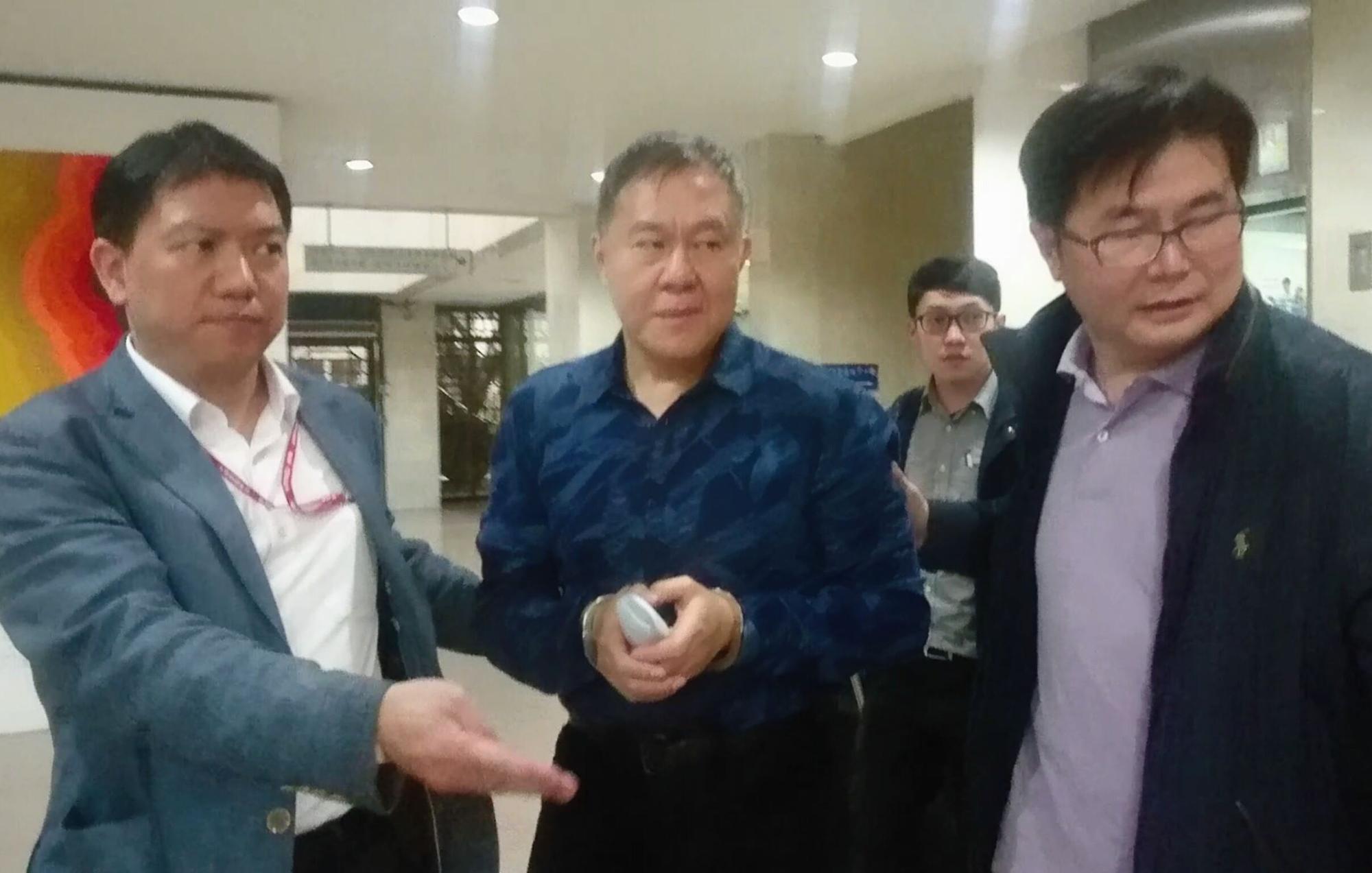 富創負責人、台北信義區百億D3地主馮志明6日要出境時被逮,檢調懷疑他極可能是鄧文聰掏空幸福人壽案的 人頭。