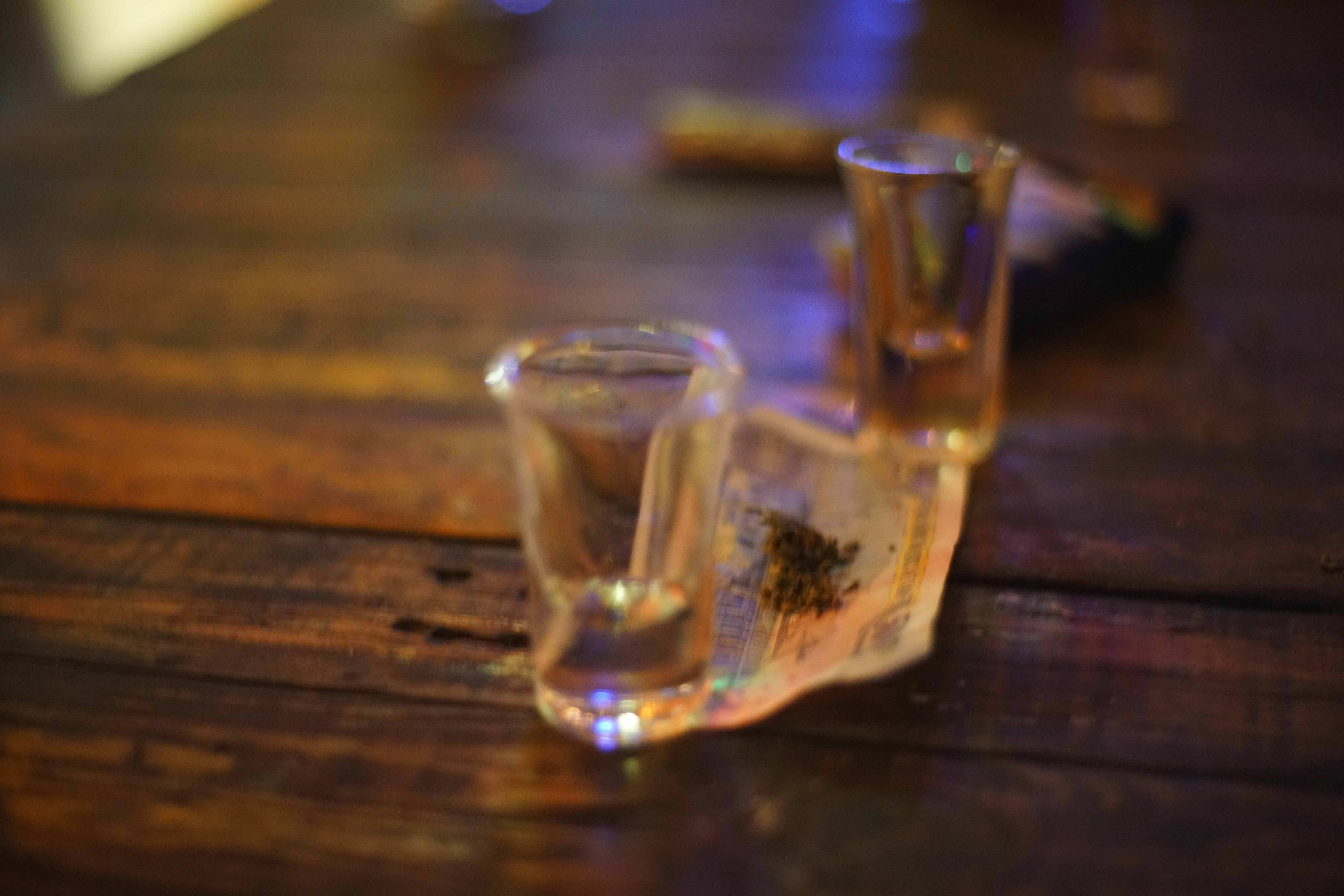 Steven用鈔票捲起菸草。