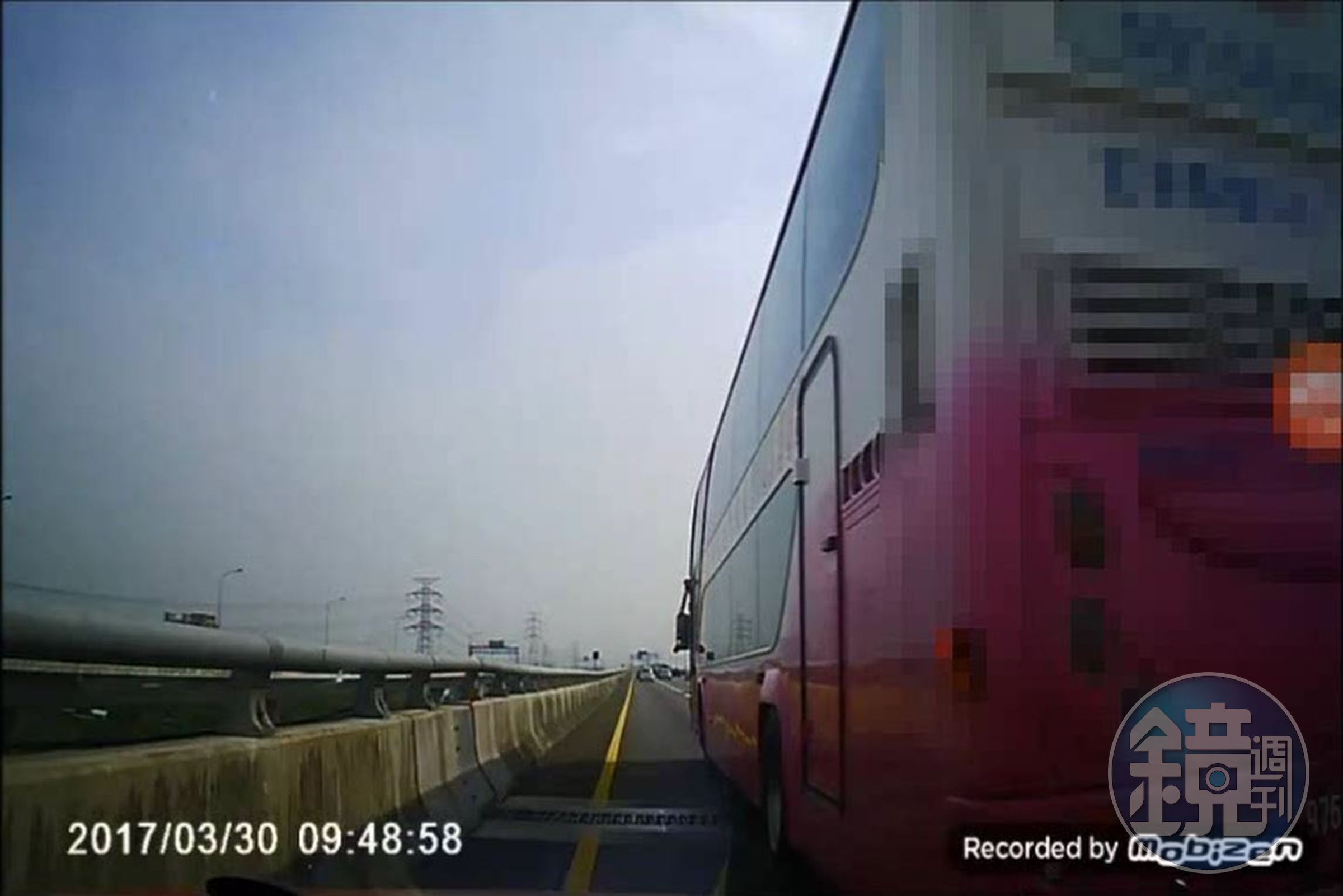遊覽車惡意逼車，險將李姓小客車一家五口推落高架道路。