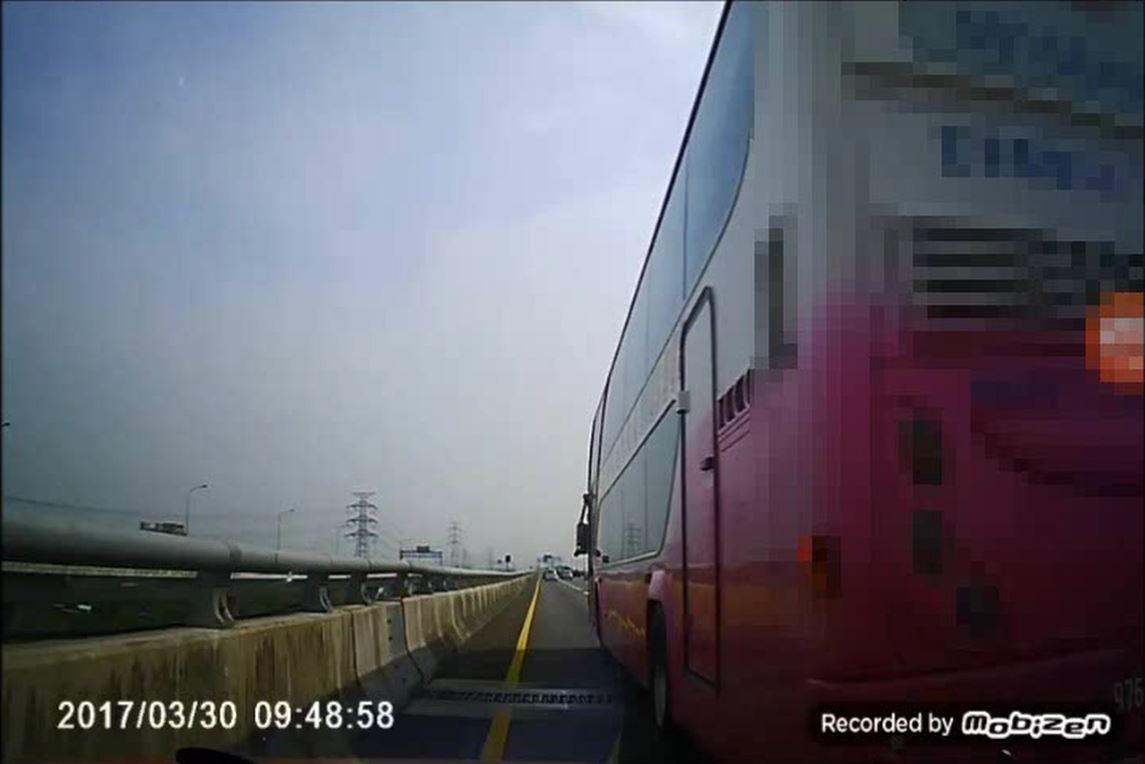 遊覽車惡意逼車，險將李姓小客車一家五口推落高架道路。