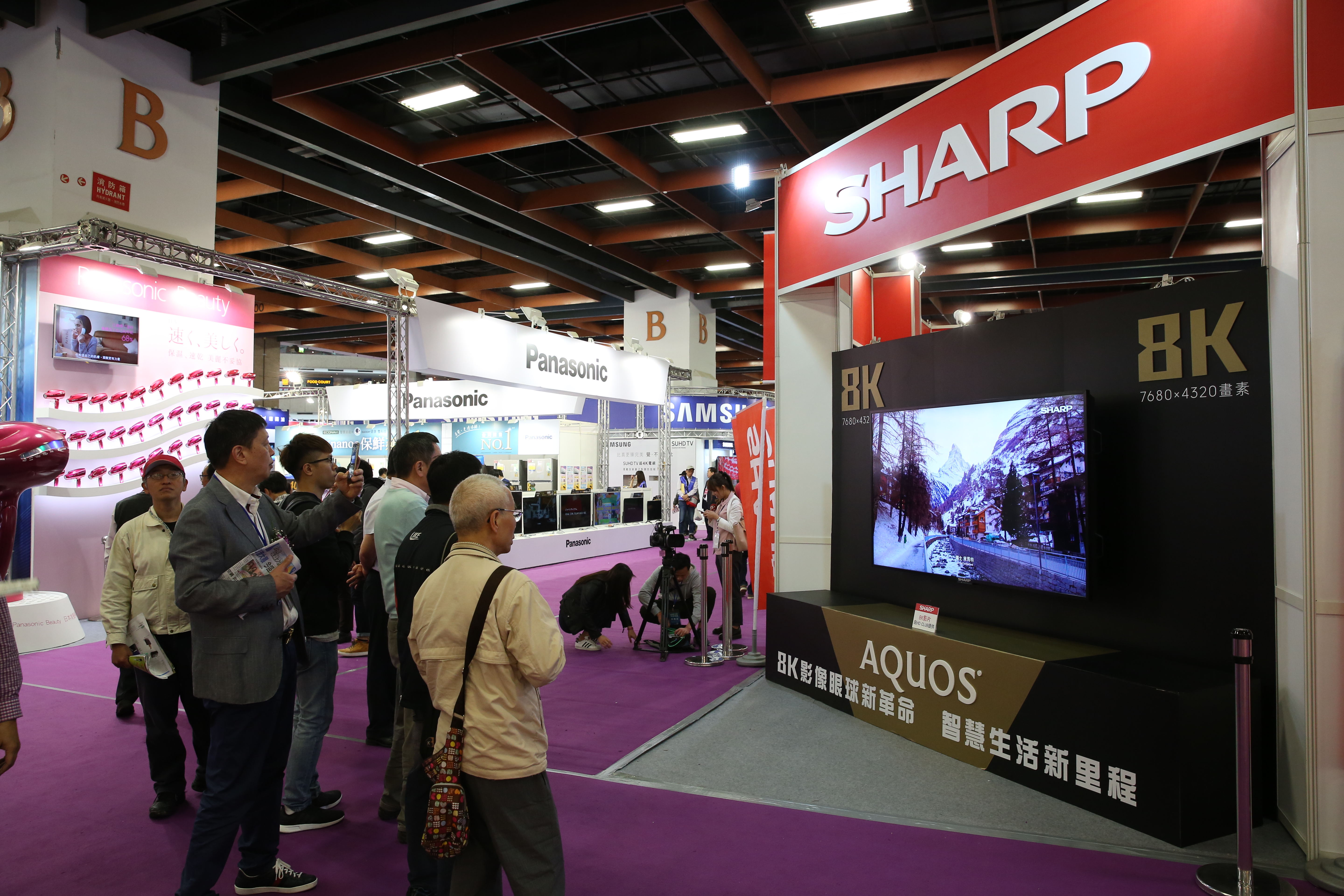 夏普從日本空運全套85吋8K超高精細畫質電視及日本ASTRO 8K播放設備，讓民眾搶先體驗8K影像。