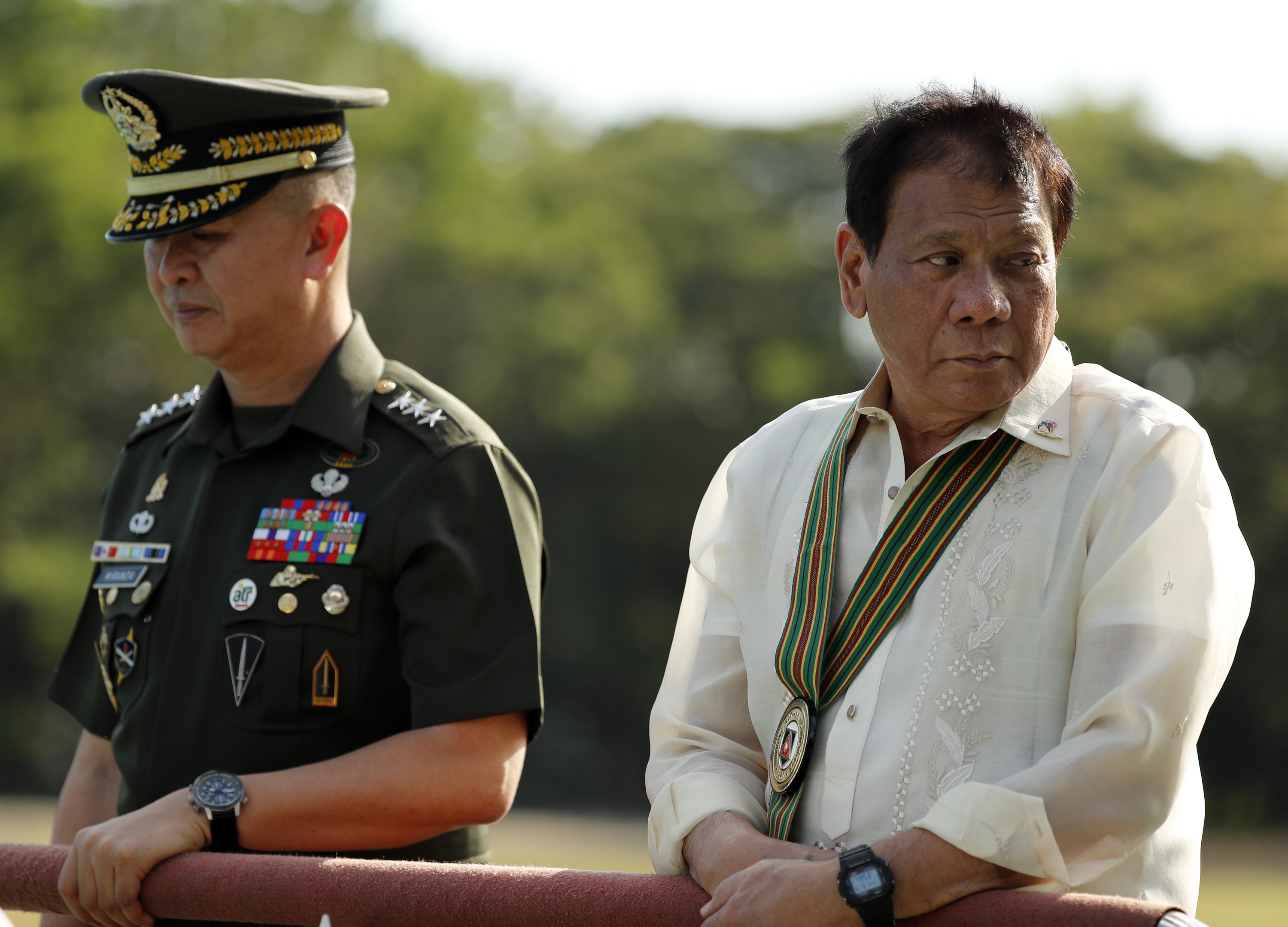 專家指出，杜特蒂（右）一轉自己的南海立場，顯然經過精心計算。（東方IC）