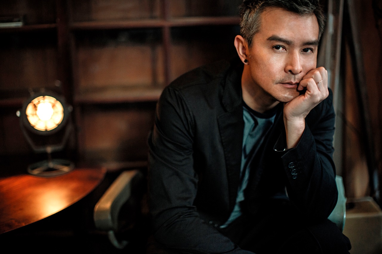 收起活潑，眼神一殺，愈老愈帥的李銘順，真開創出獨特的帥大叔戲路。