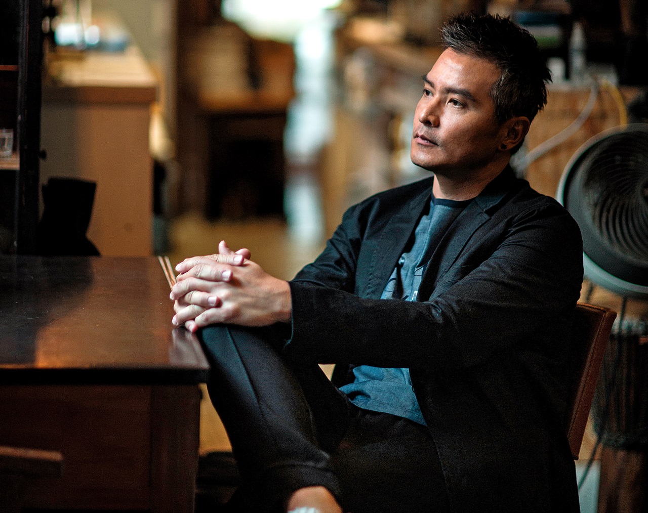 李銘順演慣魅力熟男，當神色跟光線都沉下來時，他身上彷彿就有了故事、有了戲。