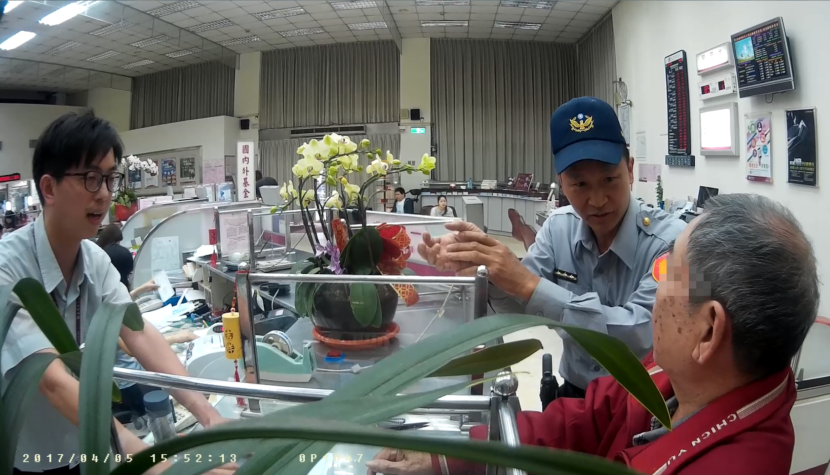 假檢察官和員警通電話時，還因為情急將詐騙專線「165」的號碼講錯，相當的「不專業。」