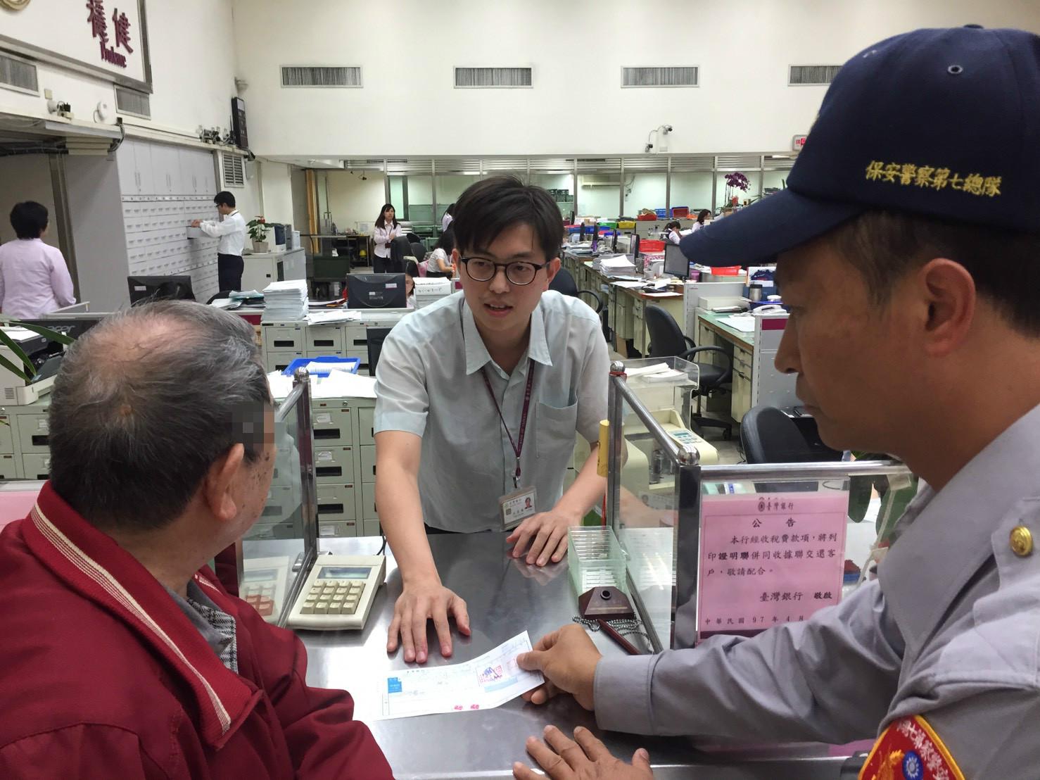 由於老翁深信自己健保卡被盜用涉及刑案，3名員警不斷苦勸才成功阻止老翁匯款。