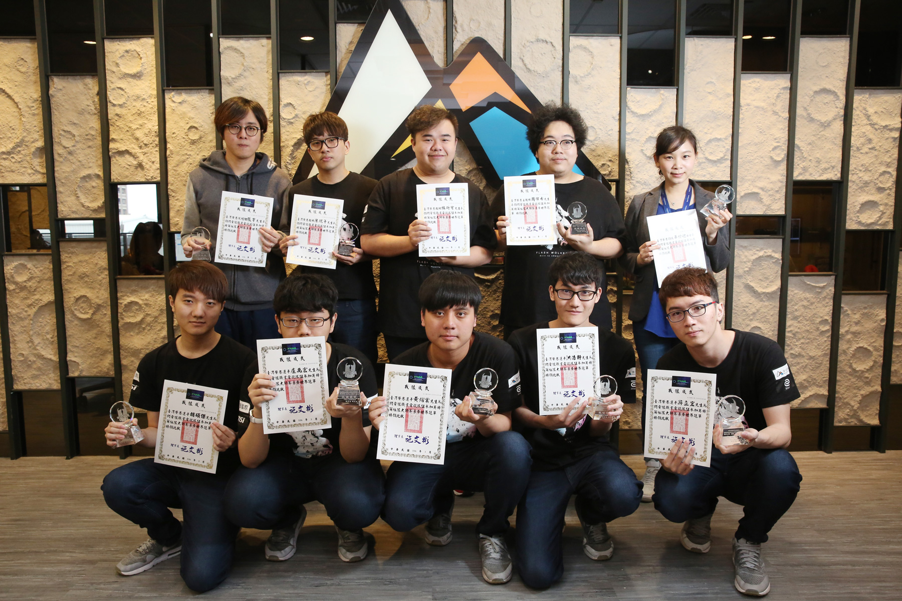 在IEM奪冠的閃電狼，4/5接受電競協會表揚。前排由左至右為《英雄聯盟》選手胡碩傑、盧禹宏、黃熠棠、洪浩軒及游立宏；後排由左至右為隊經理張宇、教練陳鵬年、教練林昕宥、主教練周律希及領隊畢怜禮