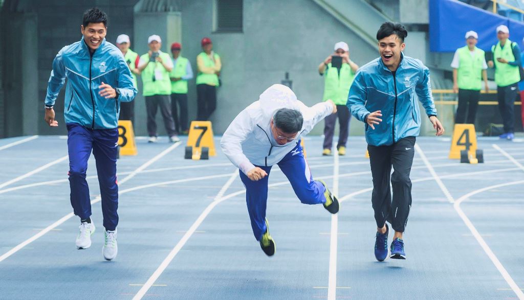 台北市長柯文哲在田徑場跑道上進行試跑，卻一個重心不穩，跌倒在跑道上。