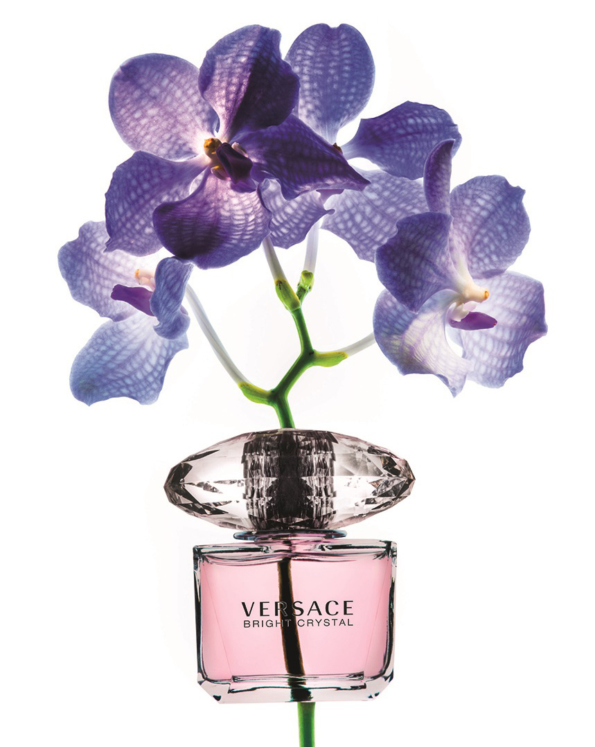 送香水怕出錯，選擇年度經典款、花調香氛準沒錯。VERSACE BRIGHT CRYSTAL「香戀水晶」淡香水系列，建議售價1,880元/30ml、2,680元/50ml、3,480元/90ml。