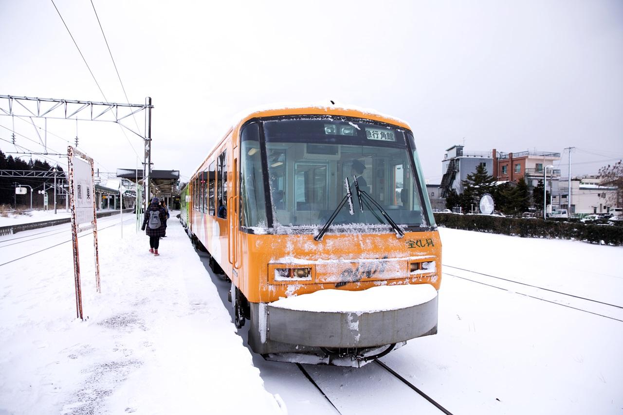 AN2000形氣動車暱稱「彩券號(宝くじ号)」,通常僅作為活動專用觀景車,鉻黃塗裝很有特色。