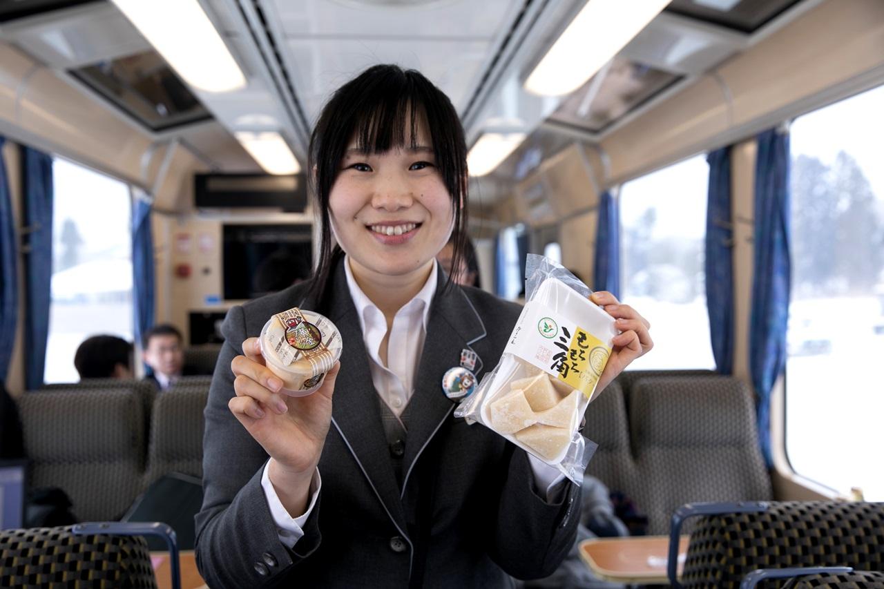 在車上可品嚐到三角麻糬、地雞蛋布丁等秋田鄉土美食。