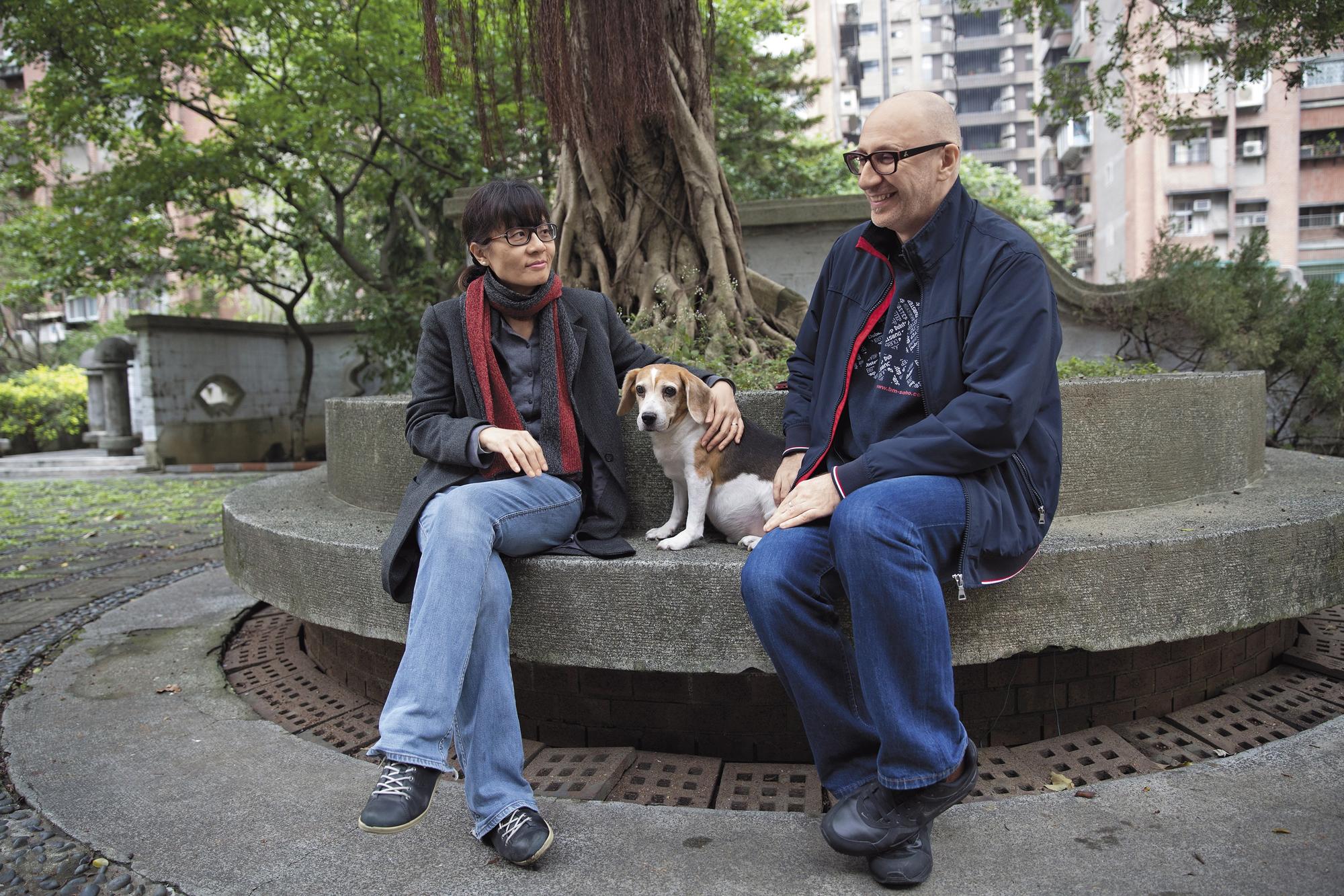 Pipi和飼主董谷音與Simon T. Bramley。