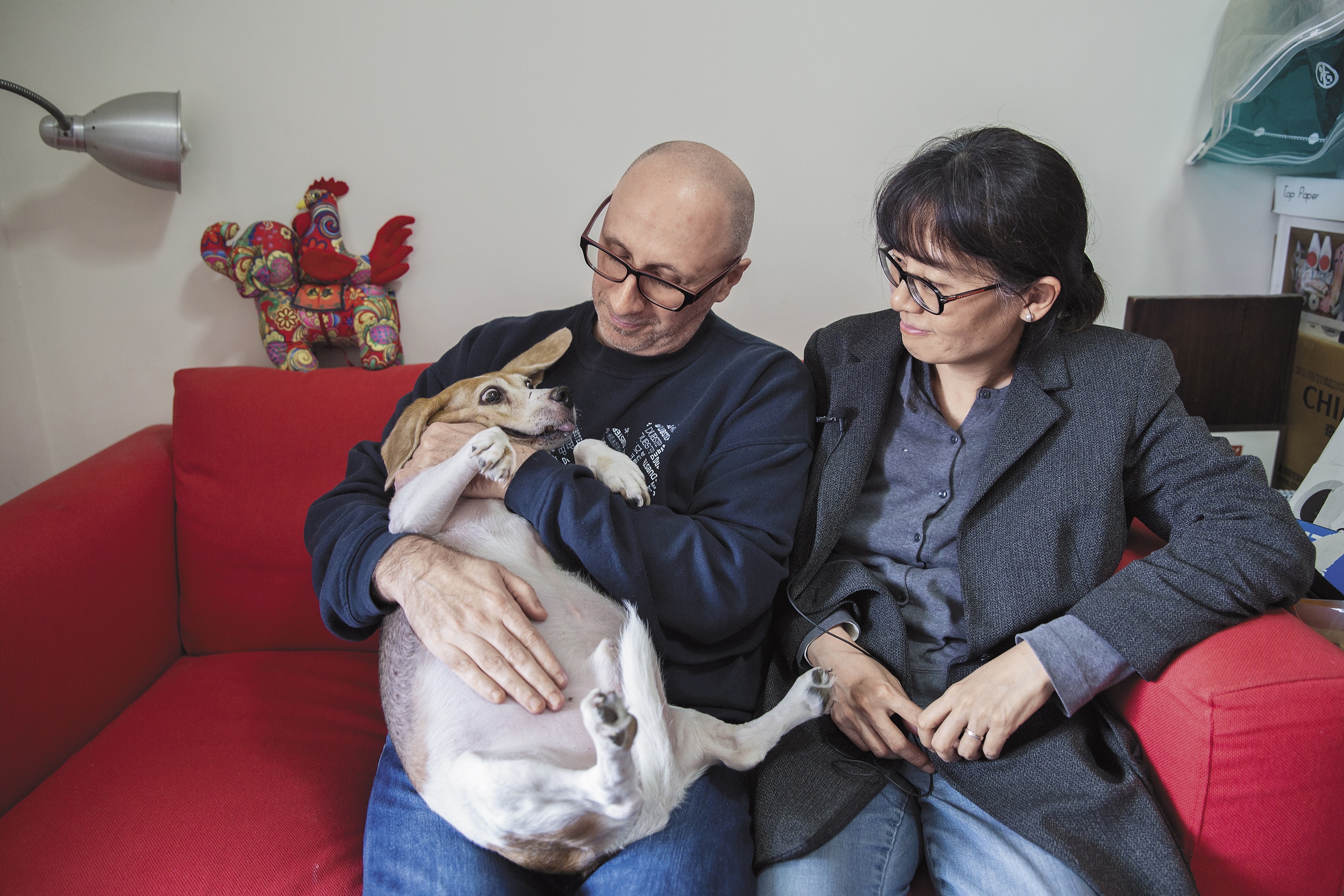 Simon(左)從事音樂設計,幾乎24小時都能在家照顧Pipi。右為妻子董谷音。