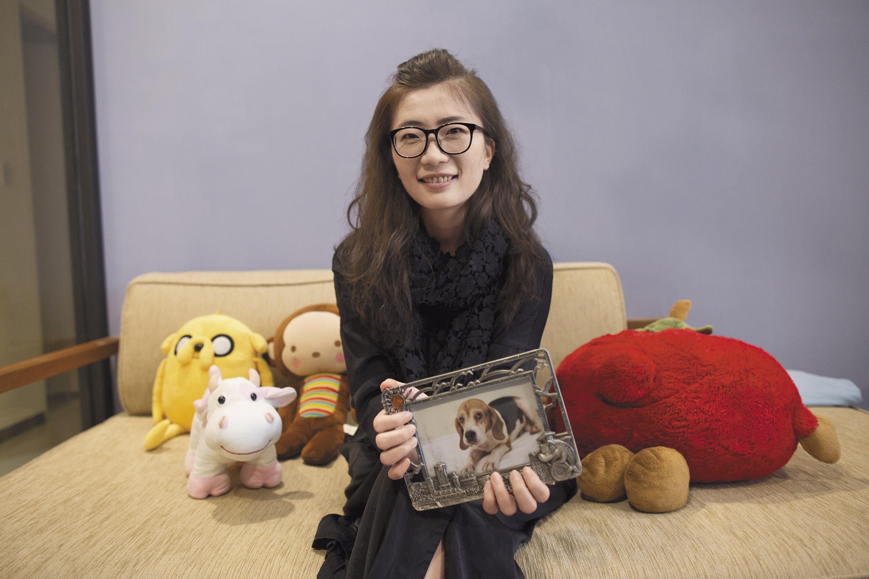 鄭心馨拿著她為小樂拍的照片。雖然小樂已經過世，但她感覺小樂的靈魂一直陪著她。