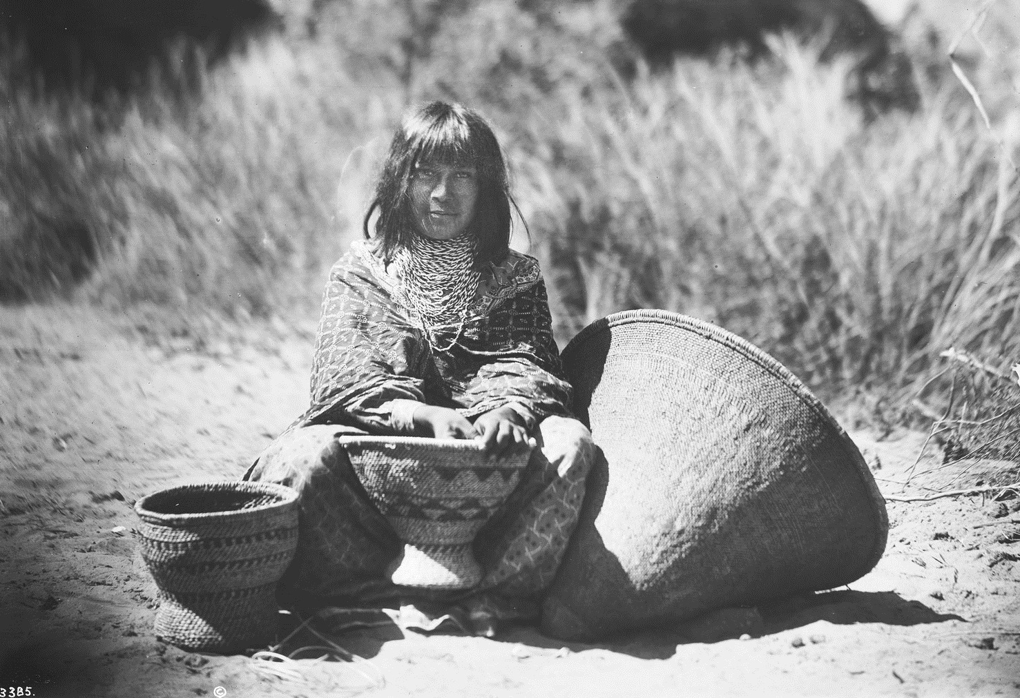 擁有精緻草編工藝的印地安婦女。