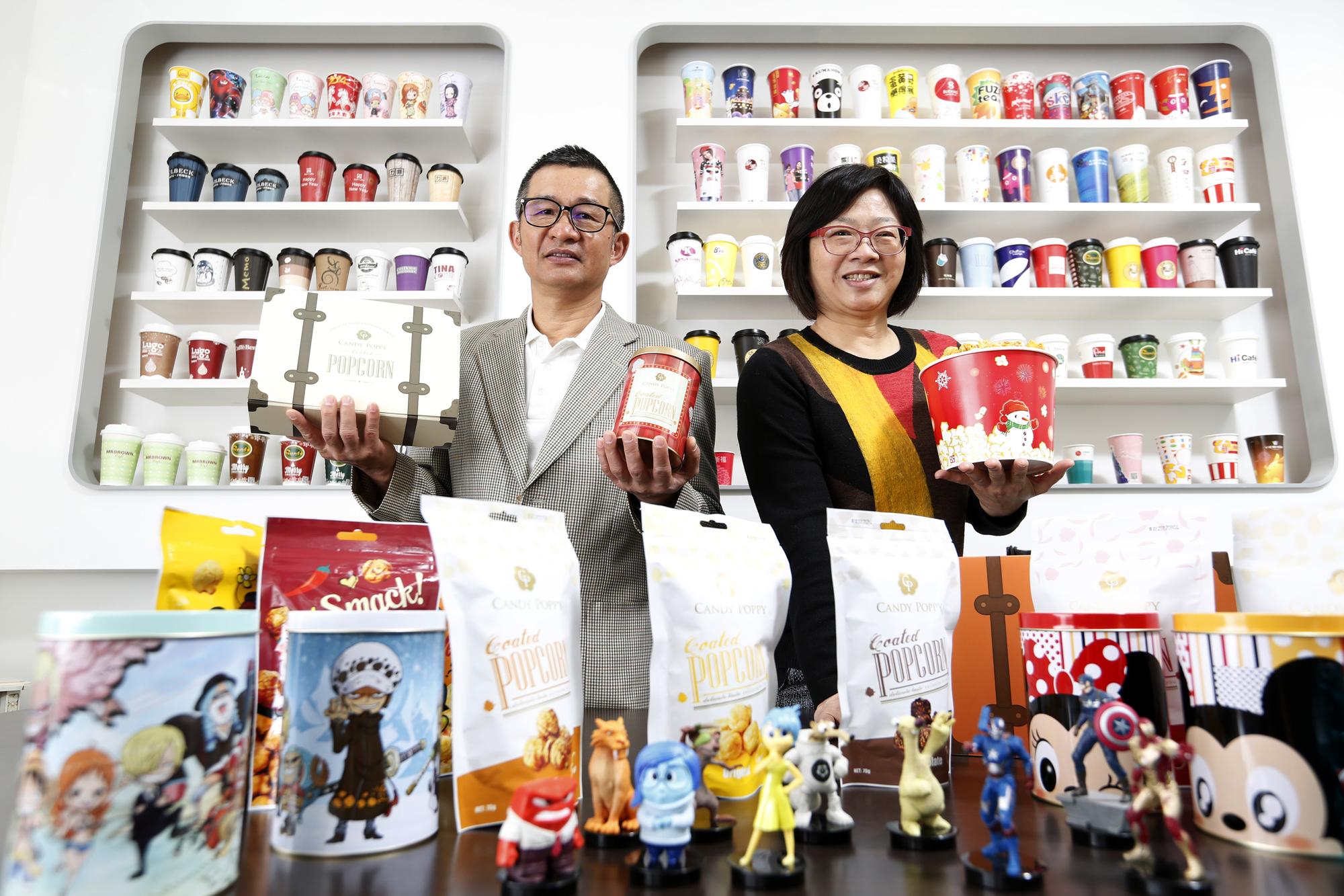奎達集團董事長林俊賢(左)與總經理王由紫創設國內自製品項最多元的紙杯廠，從手搖飲料杯、熱湯杯、炸雞桶、咖啡杯做到爆米花桶。
