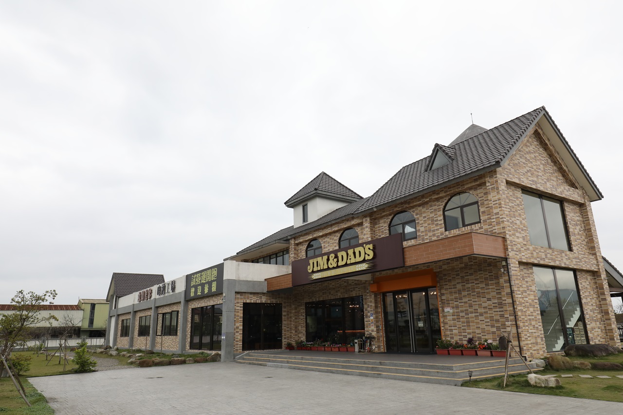 座落宜蘭員山鄉的「吉姆老爹啤酒工場」，主打運用在地食材，釀出濃厚台灣味的精釀啤酒。
