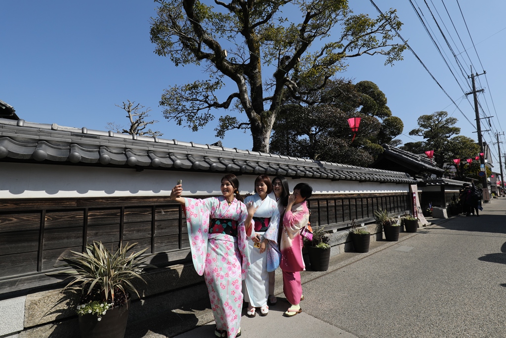 佐賀柳町人潮不多，街道乾淨，隨時可在老建物前為自己拍下最美身影。
