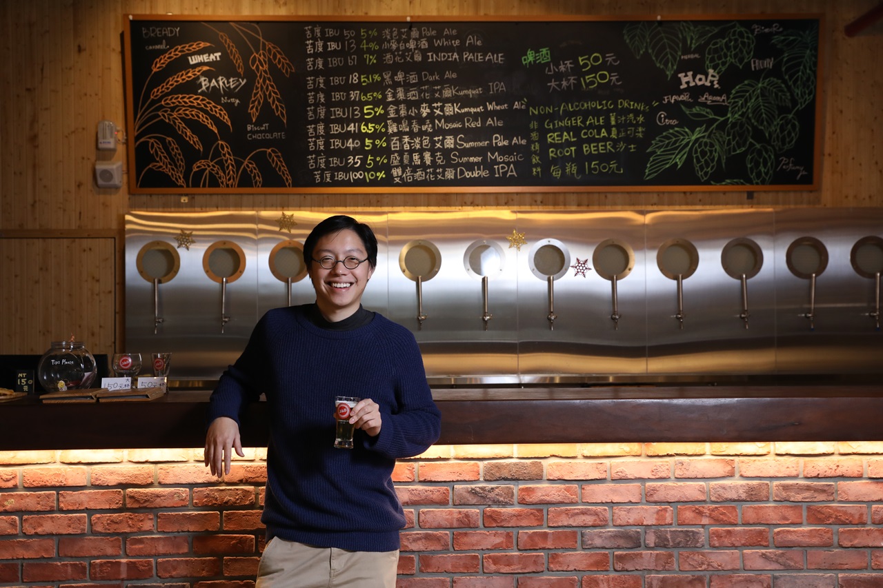 因為愛喝精釀啤酒而自學研究的宋慶文，曾拿下自釀啤酒大賽冠軍。