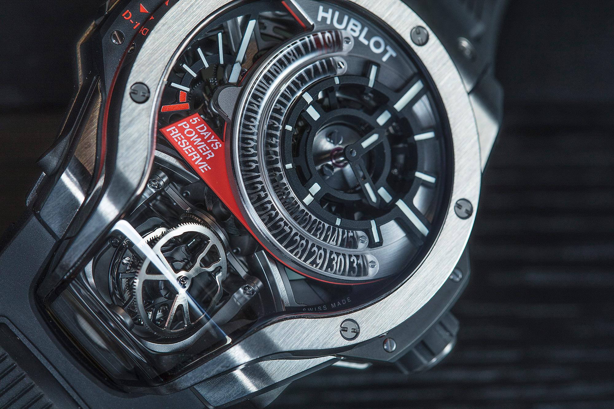宇舶首款雙軸陀飛輪腕錶：MP-09 Tourbillon Bi-Axis，雙軸陀飛輪位於錶盤下方，且配合三面藍寶石水晶鏡面，一覽陀飛輪運行畫面。