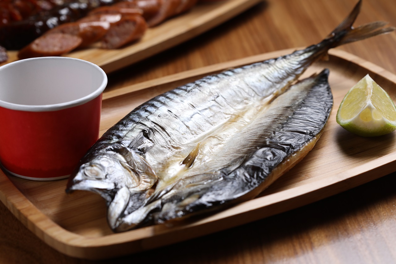「鯖魚一夜干」不會醃得過鹹，肉嫩味鮮。（150元／份）
