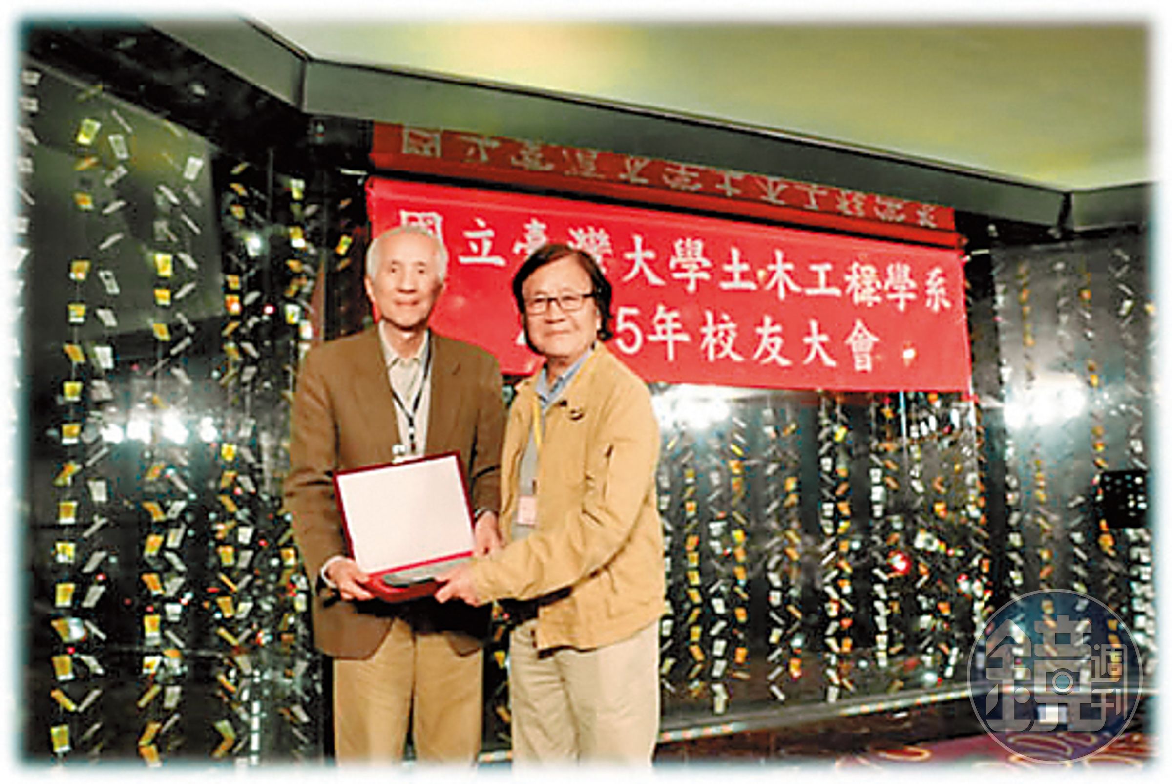 近年姜復本（右）常回台灣演講。2015年還獲頒台大土木系傑出校友。（翻攝自台大土木系電子報）