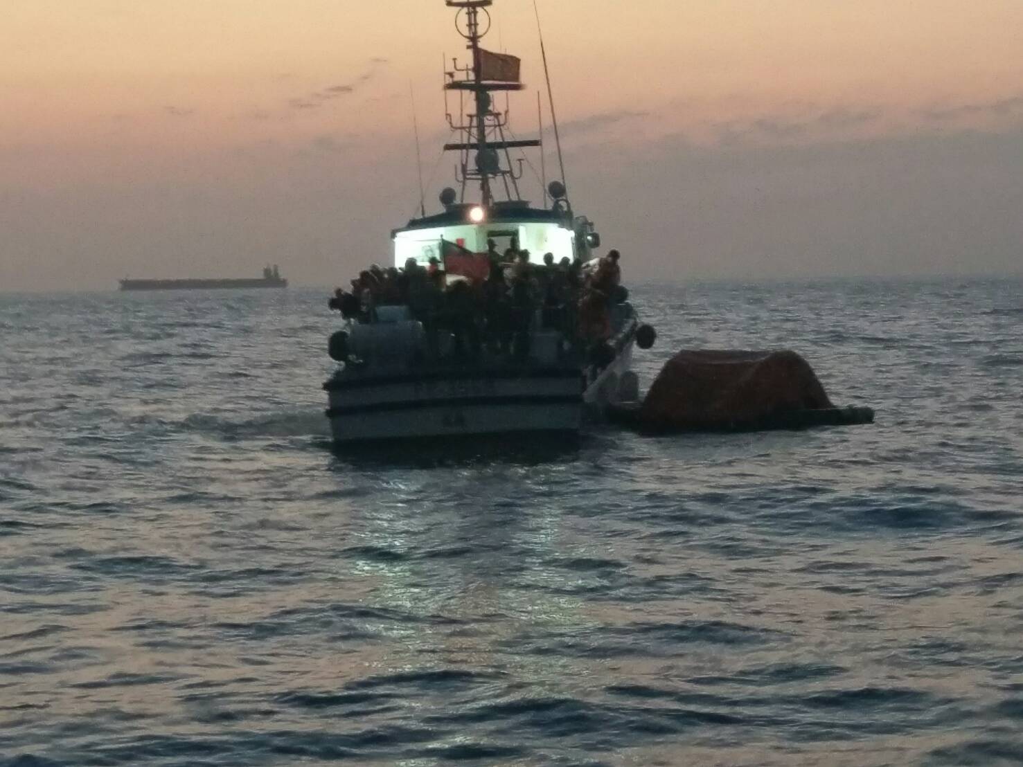 凱旋三號新式客輪意外擱淺，3百多名乘客受困。