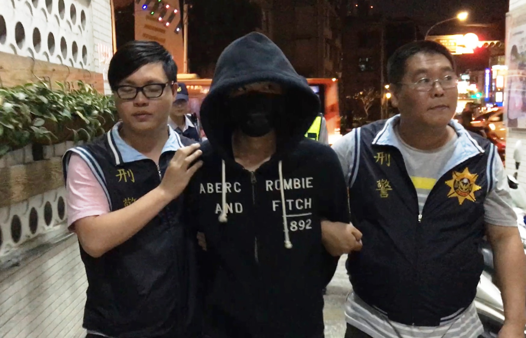 被警方逮個正著的年輕車手，供稱因缺錢花用才誤入歧途。