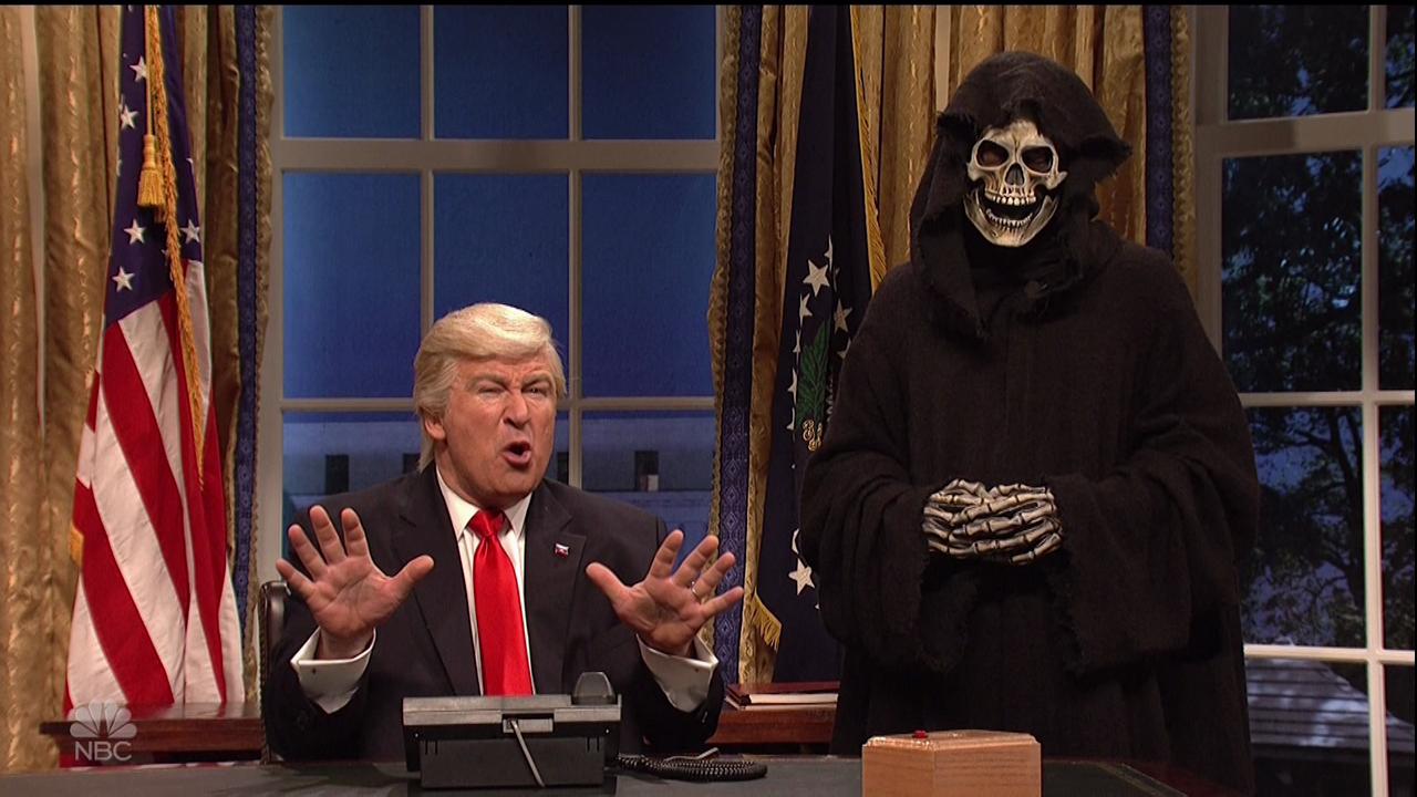 圖為脫口秀周末夜現場(Saturday Night Live)嘲諷川普根本是魁儡,死神打扮的巴農,才是真正發號司令的人。(東方IC)