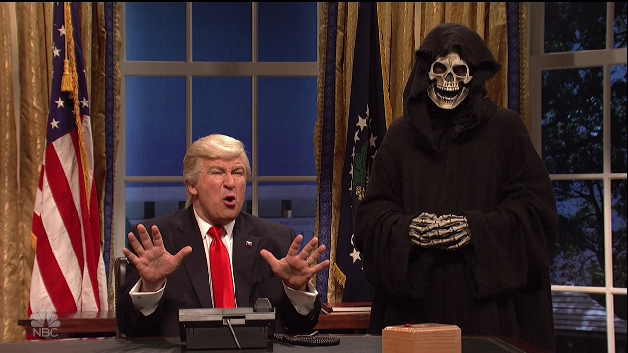 圖為脫口秀周末夜現場(Saturday Night Live)嘲諷川普根本是魁儡，死神打扮的巴農，才是真正發號司令的人。（東方IC）