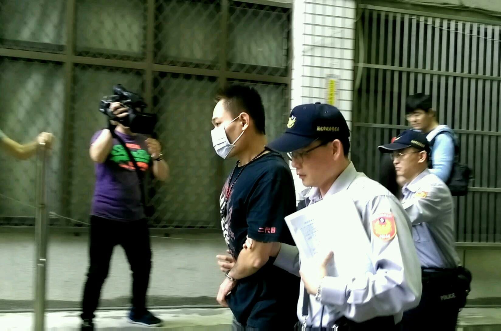 警方逮捕柯、陳兩嫌，正要移送偵辦。