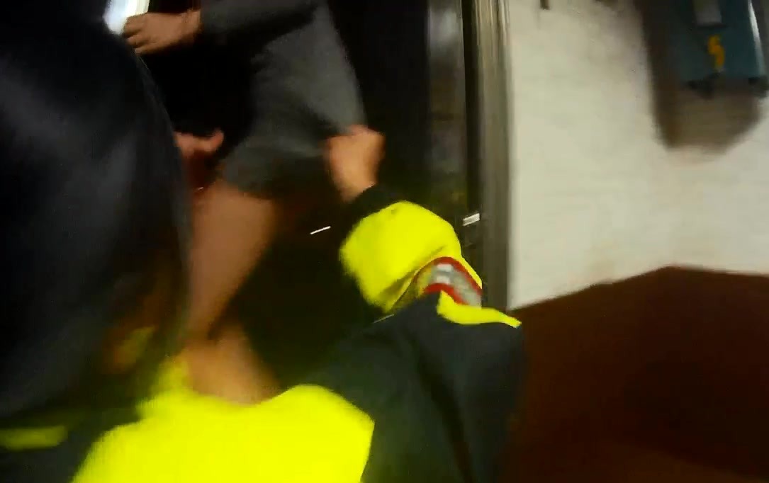 女警用手拉住在窗邊試圖跳下的14歲少女，場面驚險。