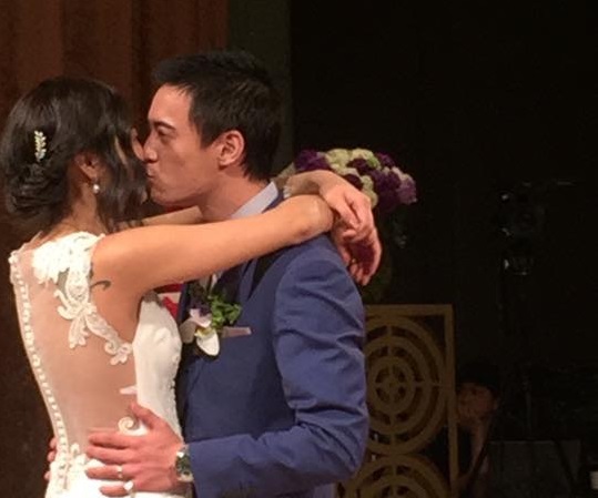 蔣友青與Maggie在婚宴上互吻，看來幸福滿溢。（翻攝網路）