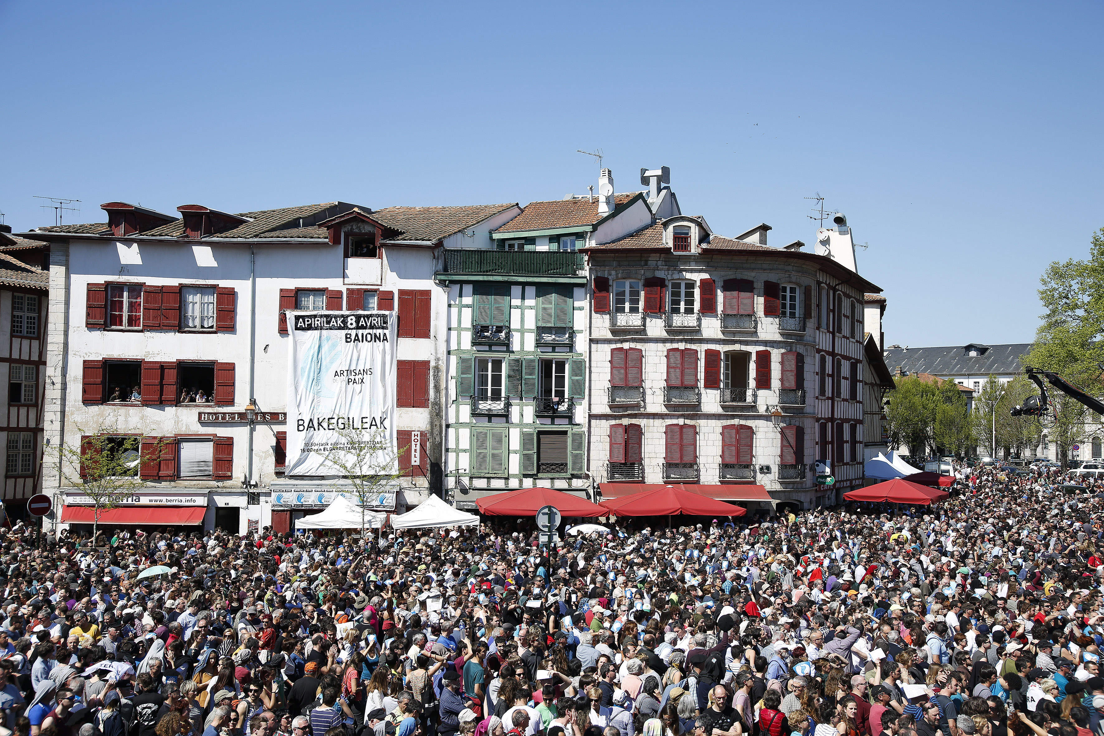 ETA繳械，民眾上街慶祝。圖取自東方IC