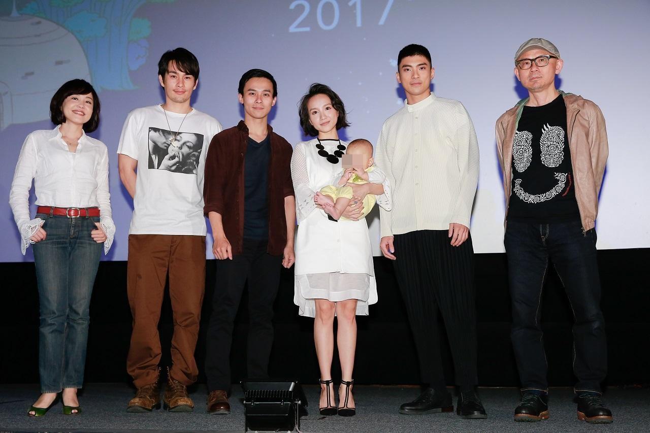 金馬奇幻影展開幕片《自畫像》導演陳宏一（右）與主要演員林哲熹（右二）、呂名堯（左三）、張寗（中）、岡本孝（左二）和尹乃菁（左一）等人出席記者會。