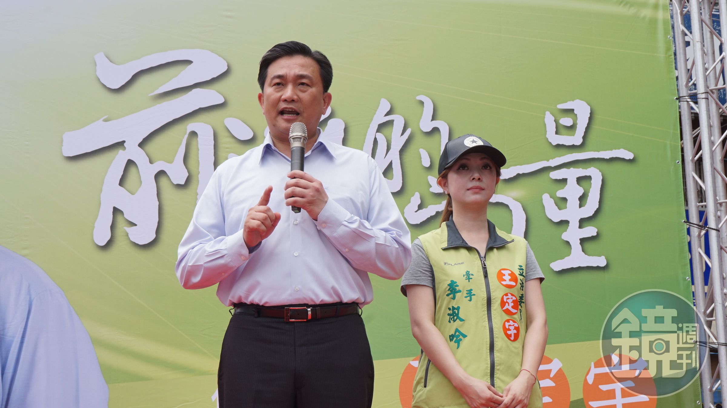 立委王定宇在美女妻子李淑吟陪伴下，投入台南市長選戰。 