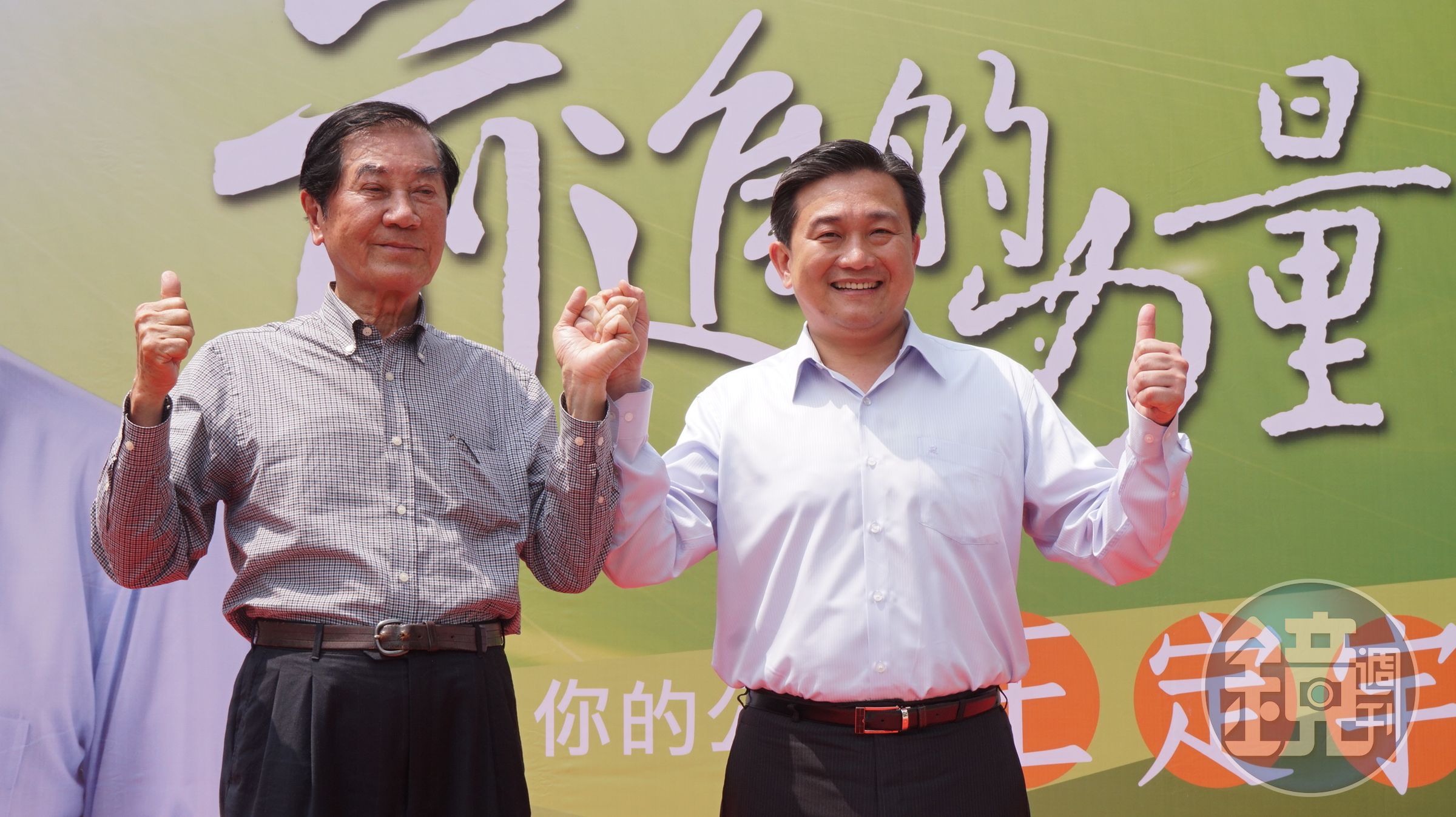 立委王定宇(右)由台南縣前縣長陳唐山力挺下，宣布加入民進黨台南市長初選。