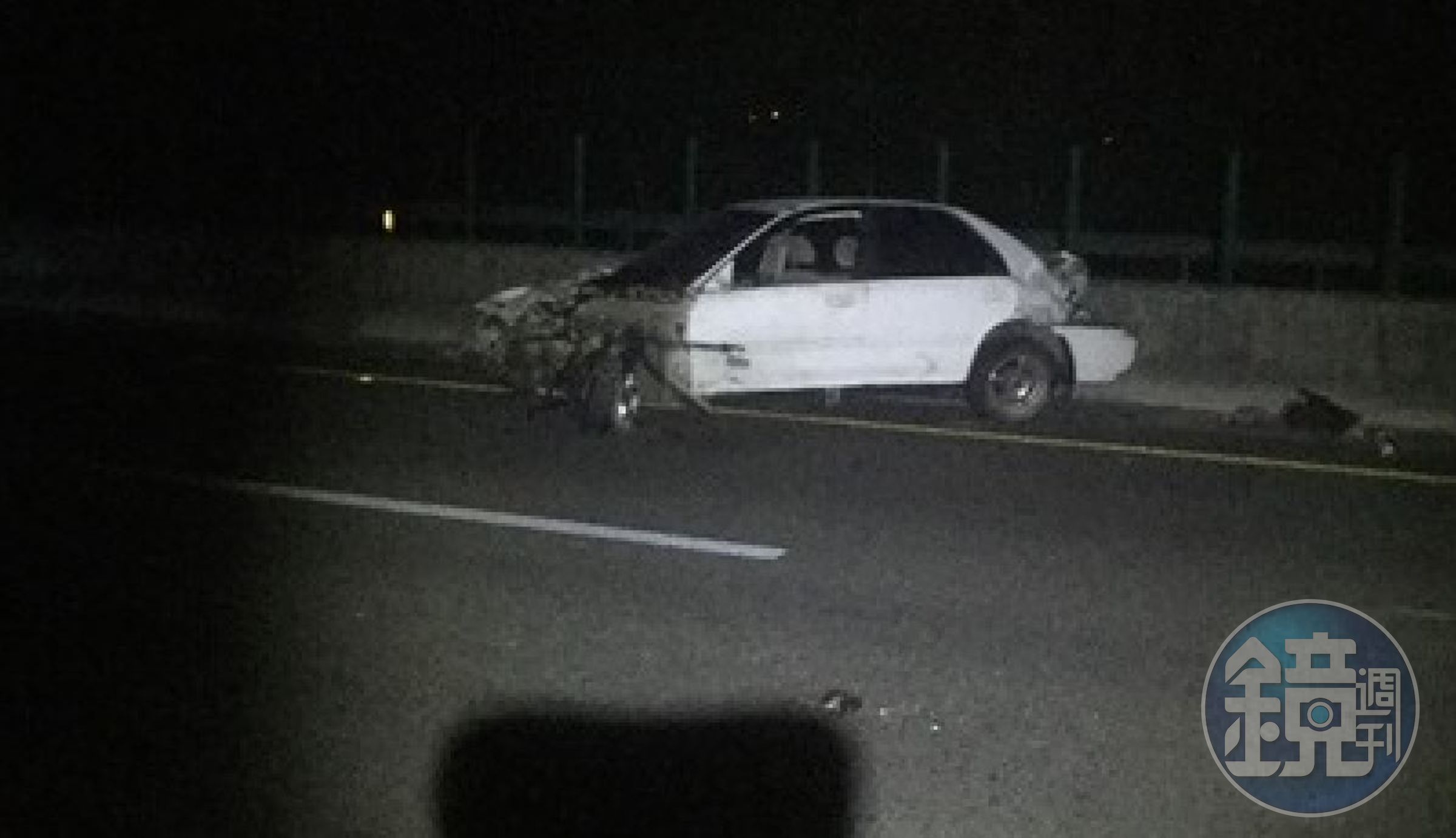 黃姓男子酒駕自撞護欄，車頭全毀，引擎排氣管飛出車外。