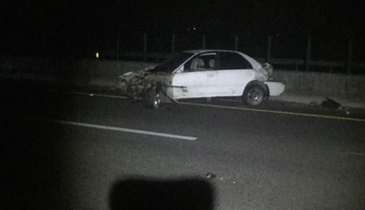 黃姓男子酒駕自撞護欄，車頭全毀，引擎排氣管飛出車外。