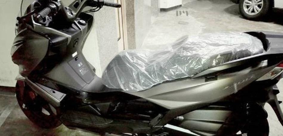 價值35萬元的重機車當摸彩品，賭客趨之若鶩。