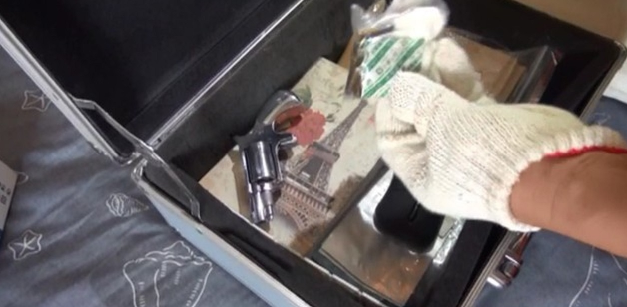 警方在劉嫌住處找到1個黑色化妝箱，裡面有槍彈、新興毒品「毒咖啡包」。