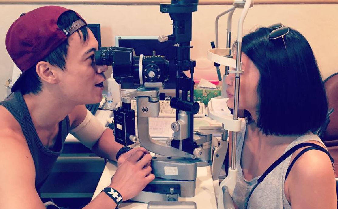 兩人連做個視力測驗也可以秀恩愛。圖│翻攝網路