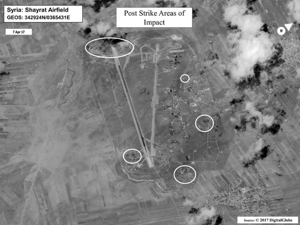 美國國防部在空襲敘利亞之後公布了目標敘利亞空軍基地轟炸後損毀的衛星畫面。（畫面取自美國國防部網站）