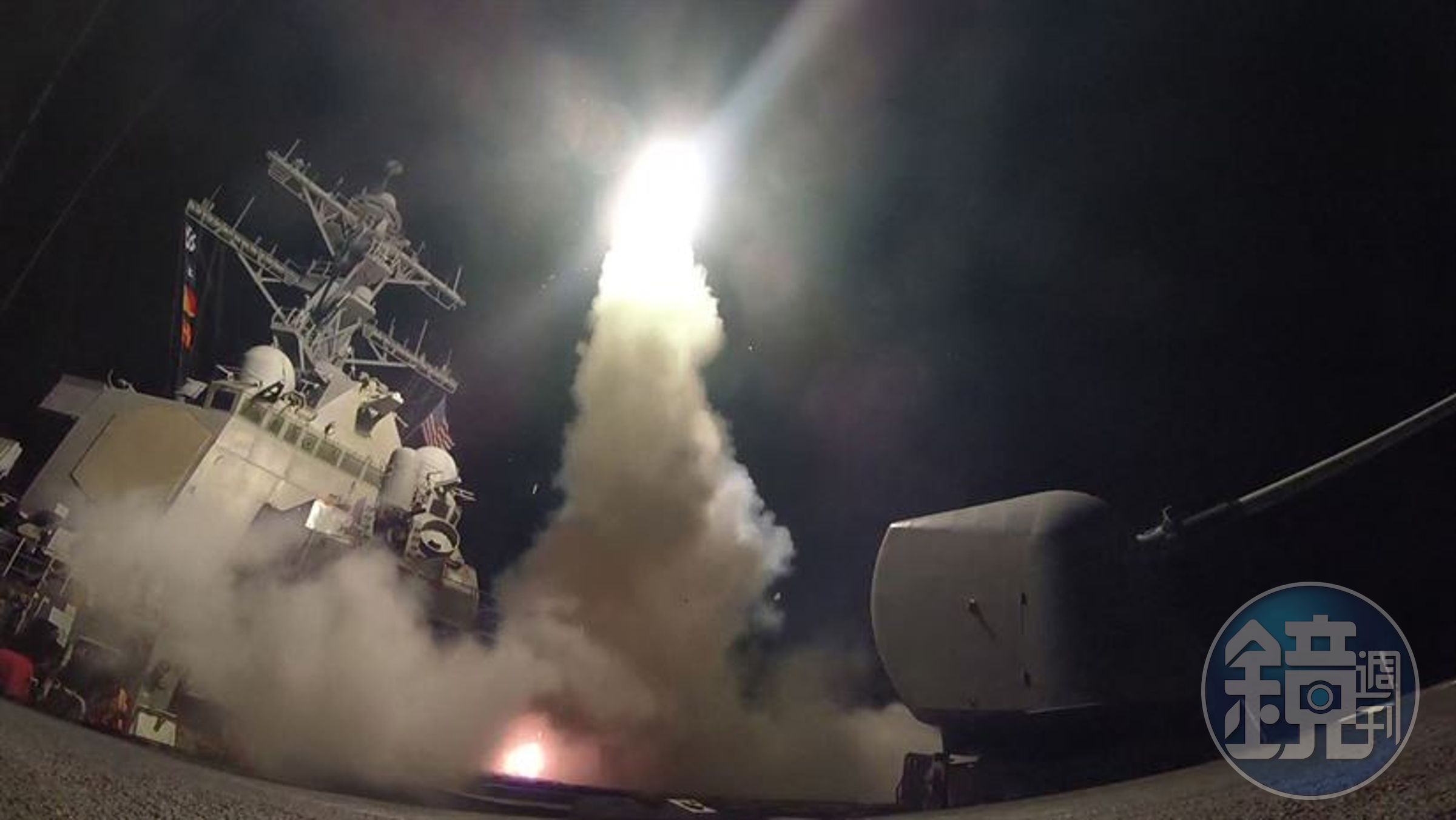 美軍駐防地中海的「羅斯號」驅逐艦發射戰斧巡弋飛彈攻擊敘利亞目標。（美國國防部網站）