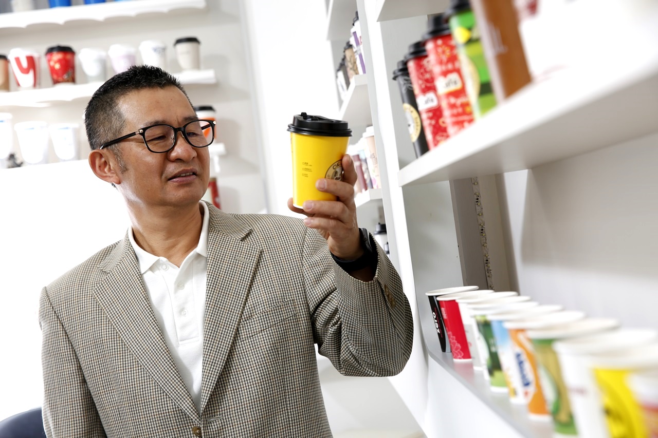 奎達董事長林俊賢愛杯成痴，國內連鎖咖啡店的第1個杯子多出自他之手。
