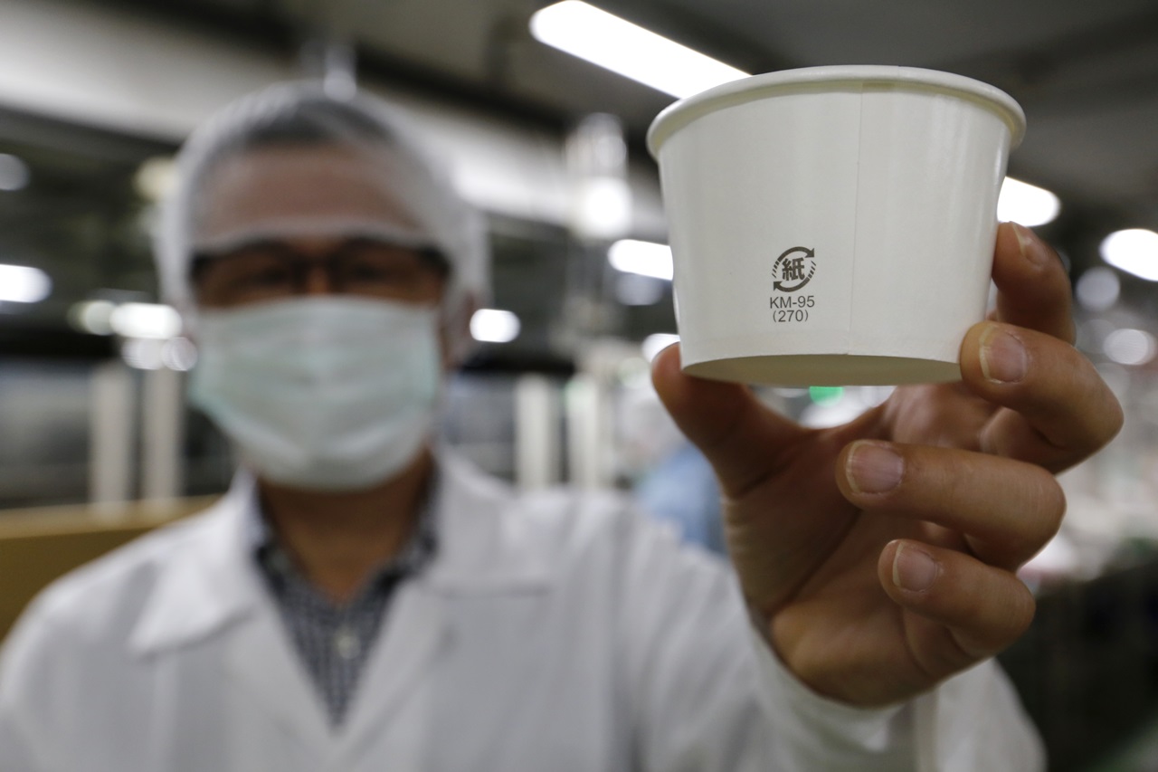 基於食用安全考量，印刷越少的紙容器相對越安全。