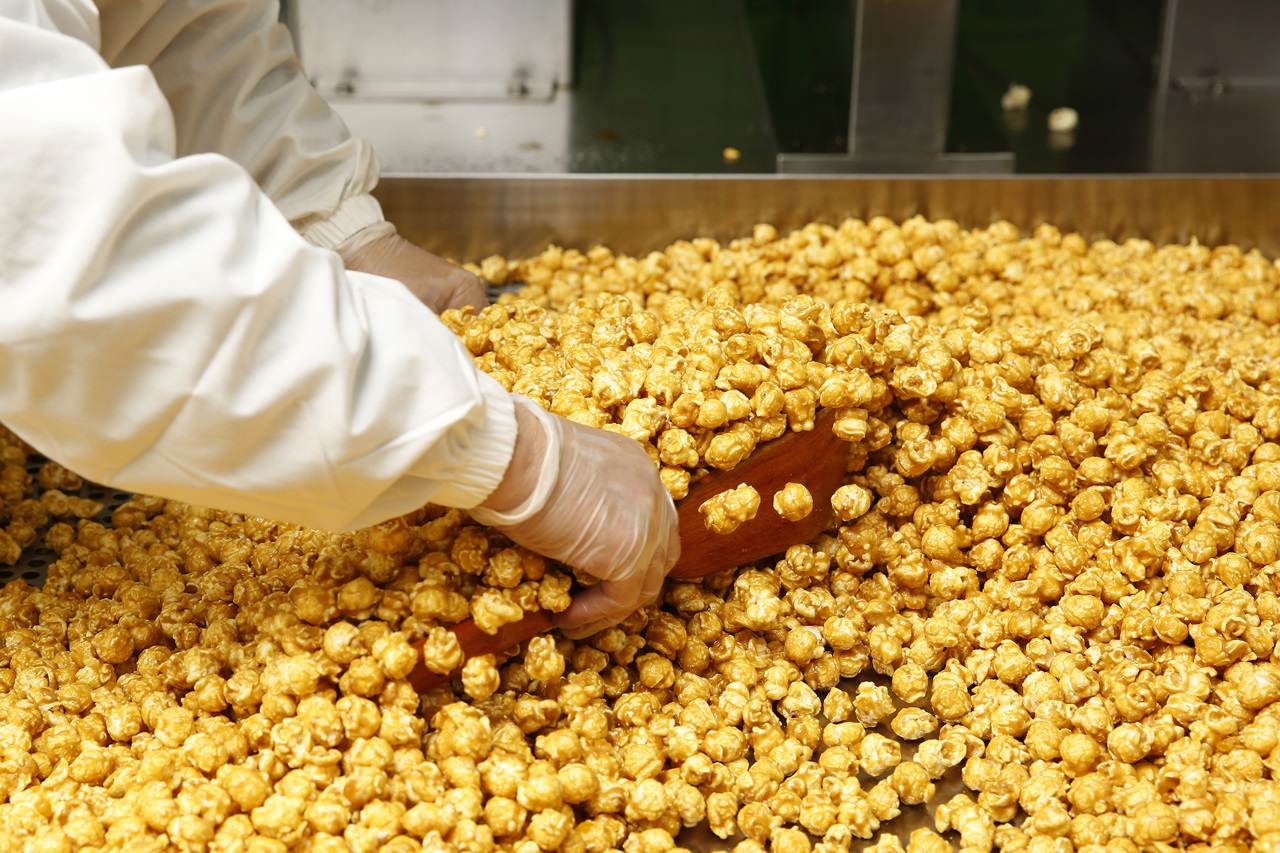 氣爆式裹糖爆米花製作難度高，圖為裹上芒果乾顆粒的「戀夏芒果」口味CANDY POPPY爆米花。