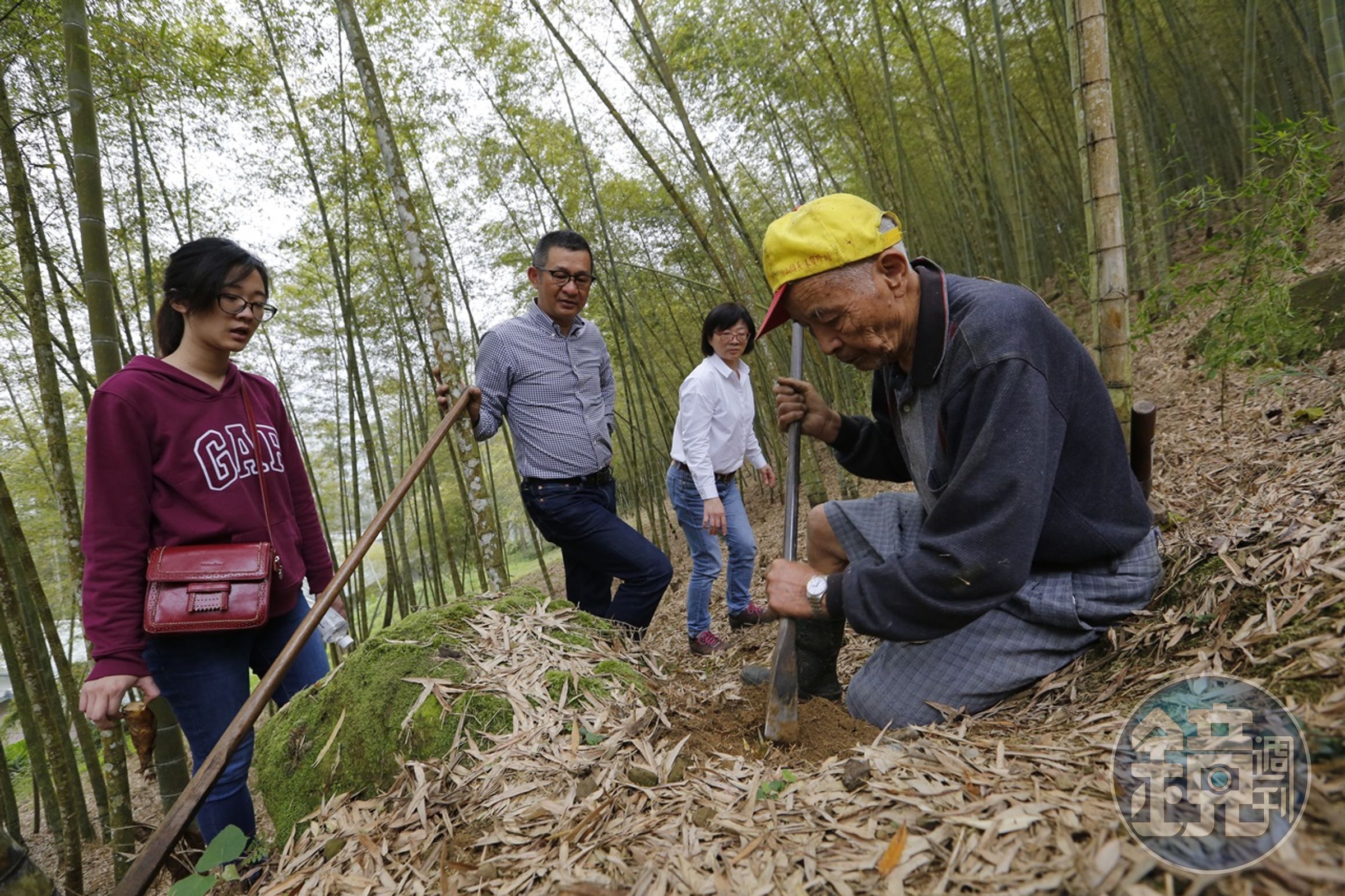 奎達集團董事長林俊賢(左2)出生在南投竹山鎮，帶家人回老家探望竹農父親（右）。